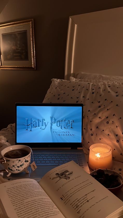 Snow Cozy Aesthetic, Cozy Winter Reading Aesthetic, Winter Autumn Aesthetic, Fall Photo Dump Aesthetic, Autumn Journaling Aesthetic, Cosy Autumn Books, Autumn Aesthetic Study, Harry Potter Autumn Wallpaper, Halloween Cozy Aesthetic