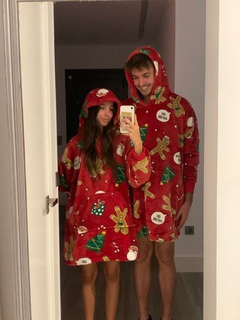 Boyfriend Christmas Gift Ideas Aesthetic, Christmas Aesthetic Couple Goals, Date Ideas For Christmas Time, Couple Goal Christmas Pictures, Christmas Couple Astethic, Couple Ideas Christmas, Couple Christmas Things To Do, Xmas Couple Aesthetic, Cute Christmas Couple Ideas