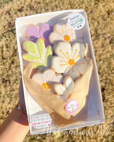 Flower bouquet cookies 💐🍪✨ Cookie Flower Bouquet, Flower Bouquet Cookies, Cookies Bouquet, Bouquet Cookies, Flower Cookies Bouquet, Cookie Bouquet, Flower Cookies, Sugar Cookies, Girl Gifts