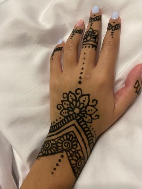 Traditional Henna Designs, Small Henna Tattoos, Tattoo Designs Henna, Henna Tattoo Design, Small Henna Designs, Henne Tattoo, Henna Flower Designs, Cute Henna Designs, Simple Henna Designs