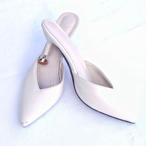 👡(Pre-loved women shoes)👠 Classy Pointed Toe Mule with heels 📌Size : 7 (US) - 38 (China) - 240 (korea) 📌Color : Ivory / off-white 📌Heels Height - 8cm (3 inches) 🏷Price: 200 Pesos + shipping fee Only used once Modern White Mules With Padded Heel, White Luxury Formal Mules, White Slip-on Mules With Padded Heel, Luxury Elegant Mules With 4-inch Heel, Shoes Classy, Elegant White Mules With 4-inch Heel, White Heels, Color Ivory, Mule