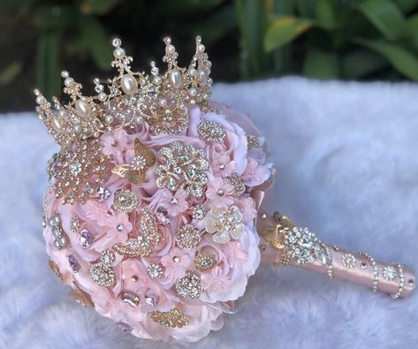 Pink And Gold Quince Tiara, Blush Quinceanera Decorations, Quinceanera Accessories Pink, Crown Quinceanera Theme, Quince Money Box Ideas Pink, Rose Gold Quinceanera Cake Ideas, Royal Quinceanera Theme Pink, Light Pink Quince Ramo, Sweet 16 Rose Gold Dress