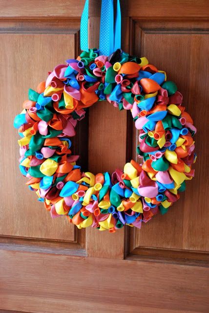 Birthday Balloon Wreath, Balloon Door, Balloon Wreath, Birthday Wreath, Pink Chalk, Balloon Crafts, Circus Birthday, Wreath Tutorial, Diy Wreath