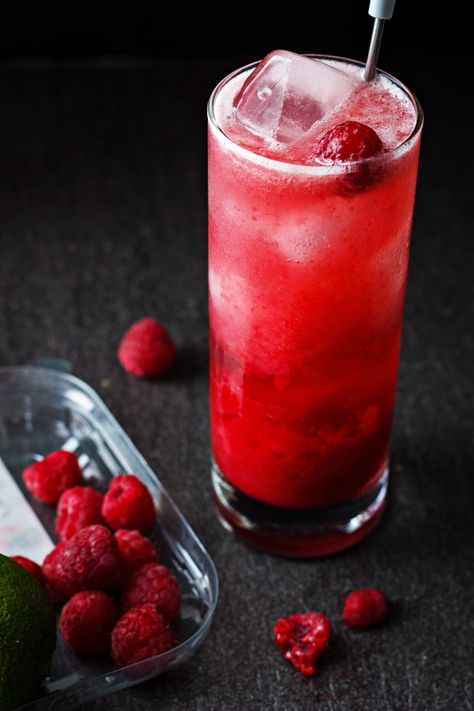 Raspberry margarita cocktail —Stunning for a holiday party or get together; unless you just want a break after a busy week! eatwell101.com Raspberry Margarita Recipe, Berry Margarita, Frozen Peach Bellini, Raspberry Margarita, Raspberry Cocktail, Yummy Cocktails, Red Things, Healthy Products, Liquid Courage