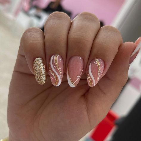 50+ Glamorous and Glittery Gold Nail Designs – May The Ray Gold And White Nails, White Nails With Gold, Elegant Touch Nails, Golden Nails, Gold Nail Designs, Formal Nails, Gold Glitter Nails, Glittery Nails, Fancy Nails Designs