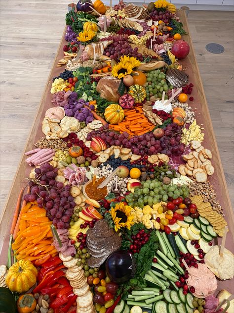 Fall Themed Grazing Table, Autumn Grazing Table, Fall Grazing Table Ideas, Graze Tables, Friendsgiving 2023, Graze Table, Wedding Charcuterie, Charcuterie Ideas, Thanksgiving Dinner Party