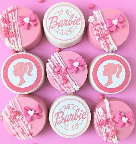 Barbie Oreo Chocolate Covered, Barbie Chocolate Covered Oreos, Barbie Cookie Ideas, Barbie Theme Cake Pops, Barbie Cakepops Ideas, Barbie Themed Treats, Barbie Birthday Treats, Barbie Cakepops, Barbie Treats Party Ideas