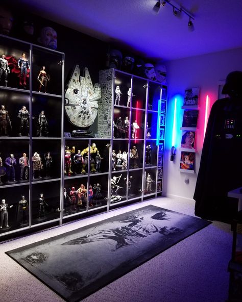 Game Room Collectables, Enclosed Lego Display, Collectables Display Room, Action Figure Collection Room, Action Figure Room Ideas, Starwars Display Ideas, Storage For Collectibles Display, Shelf Collection Display, Collectible Shelf Display