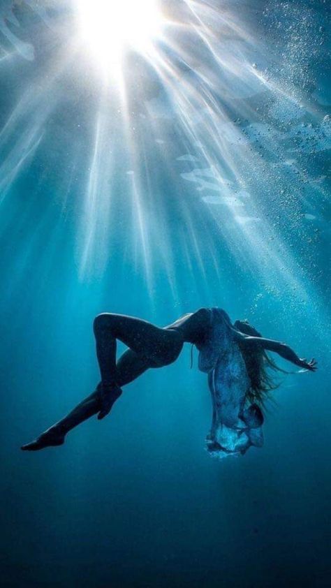 Summer Beach Photography, Underwater Drawing, Underwater Model, Underwater Photoshoot, Underwater Portrait, Underwater Pictures, Between Two Worlds, Underwater Photographer, Mermaid Aesthetic