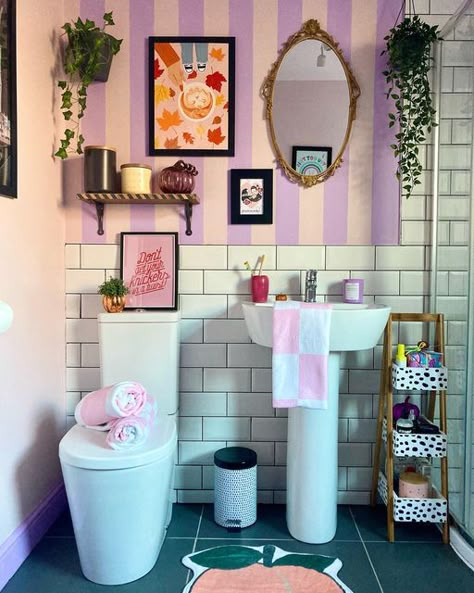 Colorful Small Bathroom, Funky Bathroom Ideas, Funky Bathroom, Colourful Bathroom, Quirky Bathroom, Washroom Decor, Colorful Apartment, Eclectic Bathroom, Bathroom Design Trends