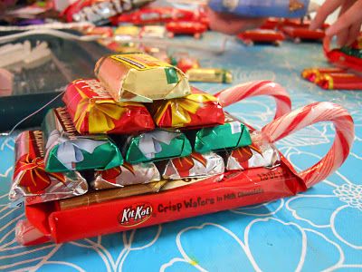 Candy Sleigh:  2 candy canes for runners.  KitKat as base.  10 Hershey's miniatures stacked in a pyramid.  Hot glue together, wrap in ribbon and look fabulous. Candy Sleigh, Candy Cane Sleigh, Christmas Cookies Gift, Easy Diy Christmas Gifts, Candy Crafts, Navidad Diy, Easy Christmas Diy, Candy Bars, Jar Gifts