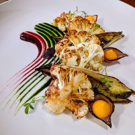 Greg Greenfield on Instagram: “Roasted cauliflower steaks, braised endive, charred onions, sweet potato, beet/spinach puree. Simple vegan starter 😀” Fine Dining Starters, Fine Dining Appetizers, Spinach Puree, Vegan Starter, Gastronomic Food, Fine Dining Plating, Winter Appetizers, Fine Dining Menu, Food Presentation Plates