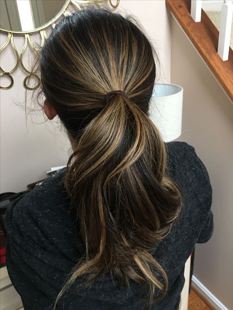 The best ponytail ever. Highlights Brown Hair Ponytail, Highlights In A Ponytail, Highlights In Ponytail, Hight Light Hair Styles, Natural Hair Dye Ideas Brunettes, Ponytail With Highlights, Highlighted Ponytail, Ponytail Highlights, Highlights Ponytail