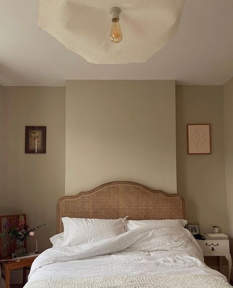 Bedroom with beige walls Putty Coloured Bedroom, Color Scheme House Interiors, Color Wall Room Ideas, Biscuit Colour Bedroom, Farrow And Ball Old White Bedroom, Bedrooms With Beige Walls, Drop Cloth Farrow And Ball Bedroom, Scandinavian Wall Paint, Farrow And Ball Bone Bedroom