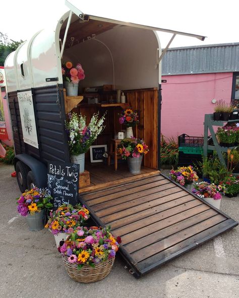 Flower Shop On Wheels, Mexican Flower Shop, Horse Trailer Flower Cart, Flower Trailer Business, Flowers Shop Ideas, Flower Transport Ideas, Flower Trailer Shop, Portable Flower Stand, Mobile Flower Truck