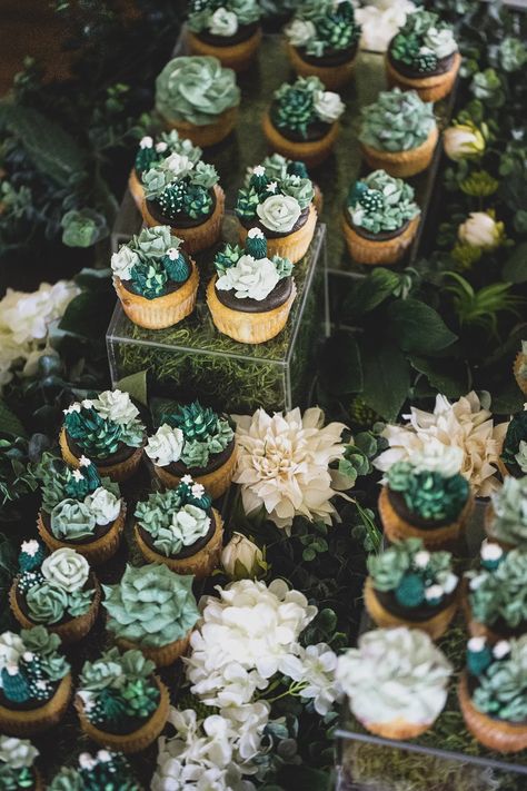 Emerald Green Wedding Theme, Succulent Wedding Cakes, Forest Green Wedding, Succulent Cupcakes, Dark Green Wedding, Forest Theme Wedding, Wedding Cake Alternatives, Green Themed Wedding, Enchanted Forest Wedding