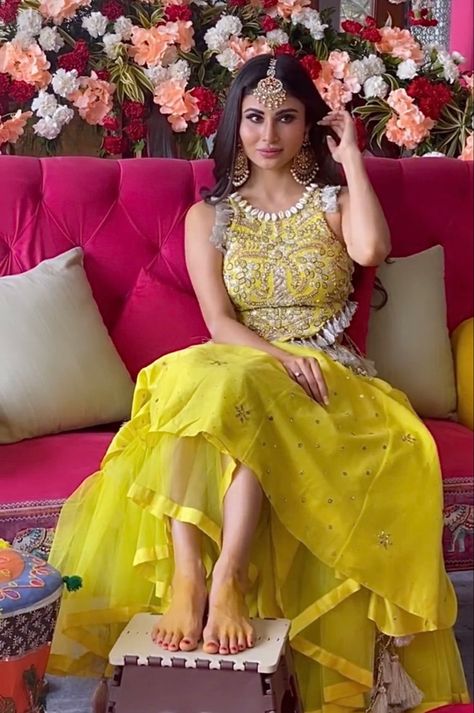 Haldi Dress For Bride, Mehendi Outfits For Bride, Haldi Dress Ideas, Haldi Outfit For Bride, Mehendi Dress, Mehandi Outfits, Casual Bridal Dress, Haldi Ceremony Outfit, Haldi Dress