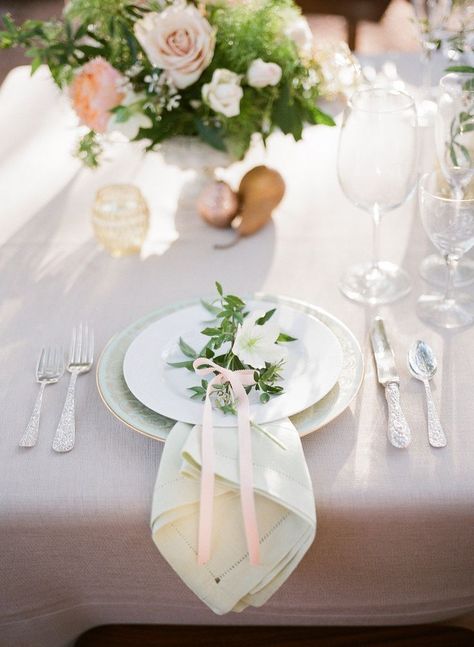 Garden themed wedding place setting {Photo by Caroline Joy via Project Wedding} Wedding Napkin Folding, Wedding Reception Napkins, Wedding Plate, Napkin Folds, Boda Diy, Garden Wedding Decorations, Wedding Place Settings, Bouquet Wrap, Napkin Folding