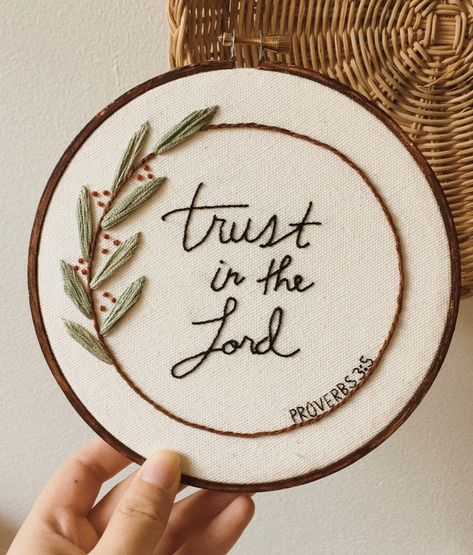 Cross Embroidery Patterns, Cross Embroidery Designs, Christian Embroidery, Embroidery Hoop Wall Art, String Crafts, Trust In The Lord, Handmade Sewing, Embroidery Hand, Handmade Embroidery Designs