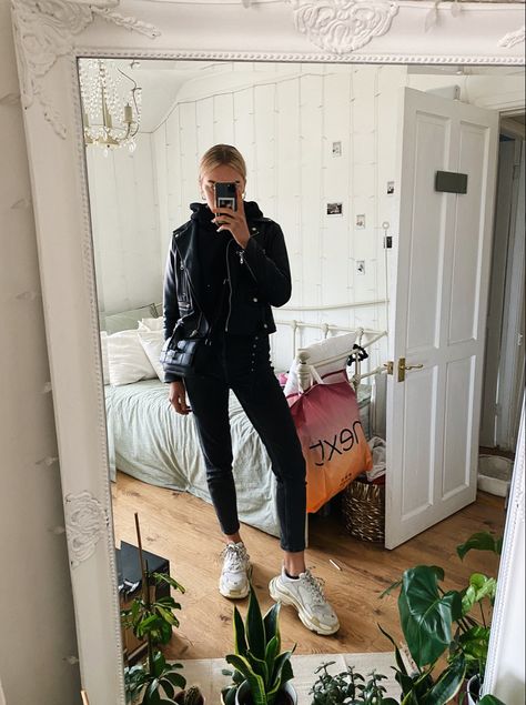 Balenciaga outfit ideas, triple s outfit, cream triple s, balenciaga triple s, leather jacket outfit, instagram outfit ideas, instagram photo ideas, mirror photo, outfit photo ideas, mom jeans, black mom jeans Balenciaga Outfit Ideas, Balenciaga Triple S Outfit, Triple S Outfit, Outfit Photo Ideas, Balenciaga Outfit, Outfit Cream, Mom Jeans Black, Instagram Outfit Ideas, Leather Jacket Outfit