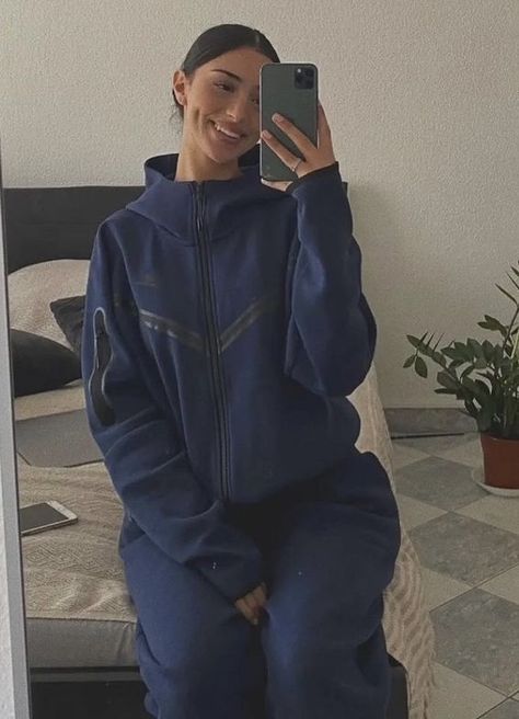 Nike Tracksuit Outfit Women, Nike Tracksuit Outfit, Fleece Outfit Women, Navy Tech Fleece, Tracksuit Outfit Women Street Styles, Nike Tech Fit, Tracksuit Aesthetic, Tracksuit Outfit Women, Nike Hoodie Outfit