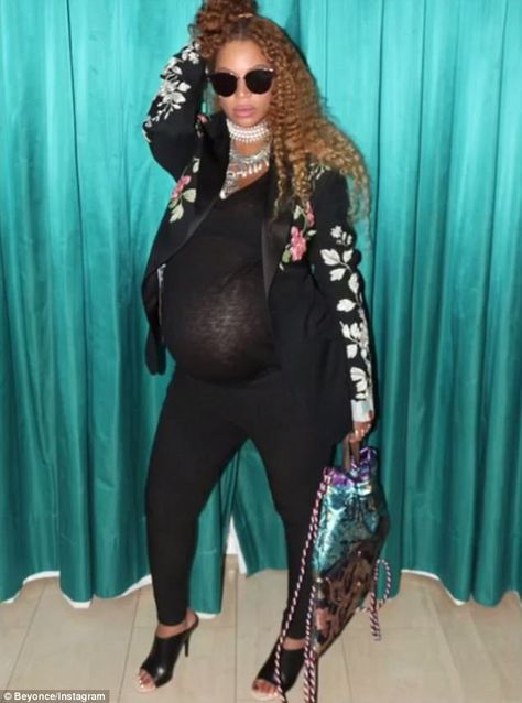 Beyonce Pregnant Twins, Pregnant Twins, Beyonce Pregnant, Beyonce Family, Beyonce Show, King B, Beyonce Coachella, Celebrity Maternity Style, Beyonce Outfits