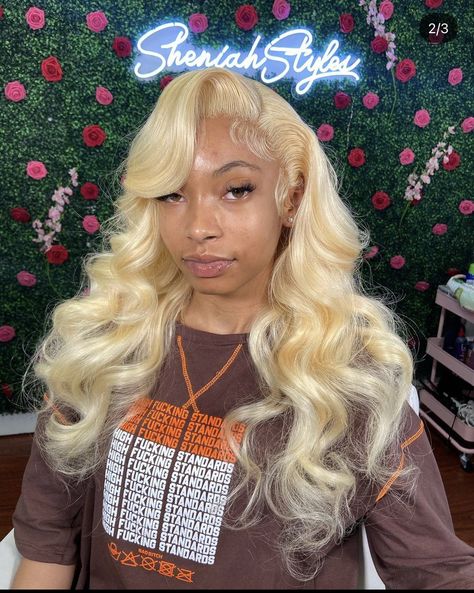 Loose curly blonde hair, styled with side part #blondehairstyles #blondehaircolor #curlyhairextensions #613wig #613bundles Legally Brunette, Hairstyle Suggestions, Bombshell Curls, 613 Lace Front Wig, Blonde Weave, Wig Display, Skunk Stripe, Frontal Wig Hairstyles, Blonde Wigs