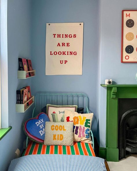 EASY WAYS TO ADD CHARACTER TO A KID'S ROOM - Kids Interiors Colorful Kids Bedroom, Blue Kids Room, Kids Rooms Inspo, Colorful Kids Room, Toddler Boys Room, Nursery Room Inspiration, Kids Room Inspiration, Kids Interior Room, Toddler Bedrooms