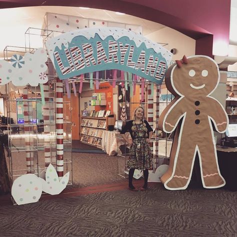 Gingerbread Library, Cardboard Gingerbread Man, School Library Themes, Candyland Classroom, Library Entrance, Cardboard Gingerbread, Christmas Library, Cottage Library, Winter Stem