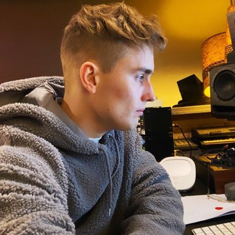 Energy Aesthetic, Sam Fender, Fender Bender, Best Hug, Love Sam, Music Stuff, Celebrity Crush, Home Ideas, Fangirl