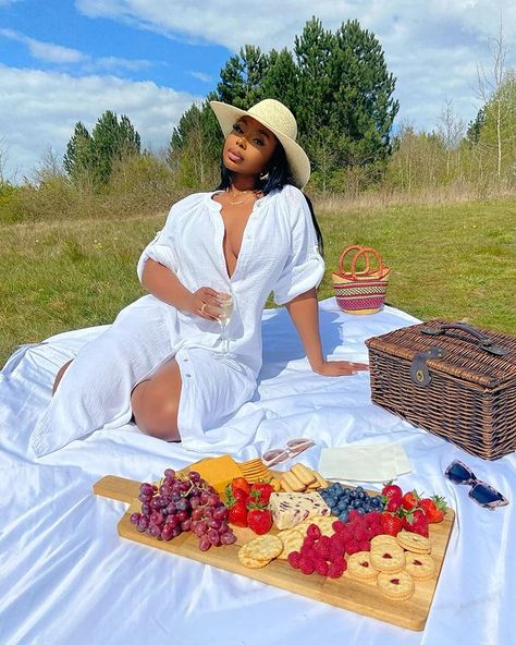 @riah.jem • Instagram photos and videos Picnic Date Outfits, Picnic Date Food, Picnic Photo Shoot, Picnic Pictures, Picnic Photography, Picnic Inspiration, Picnic Birthday, Picnic Dress, Rich Girl Lifestyle