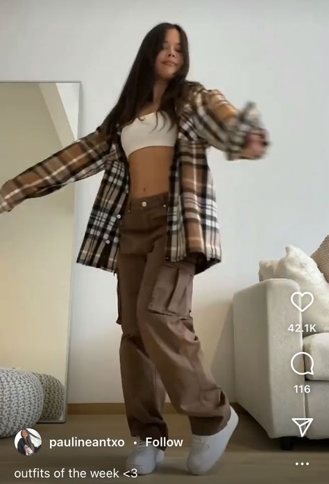 Cargo And Flannel Outfit, Flannel With Cargo Pants, Flannel And Cargo Pants Outfits, Brown Cargos Girl Outfit, Cargo Pants With Flannel, Brown Cargo Pants Outfit, Cargo Outfits, Airy Styles, Cute Concert Outfits