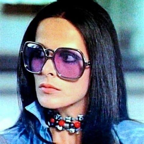 70s Glasses, Ali Mcgraw, 70s Sunglasses, 80s Sunglasses, Fashion 1970s, 70s Inspired Fashion, Wearing Sunglasses, Diana Ross, Versace Sunglasses