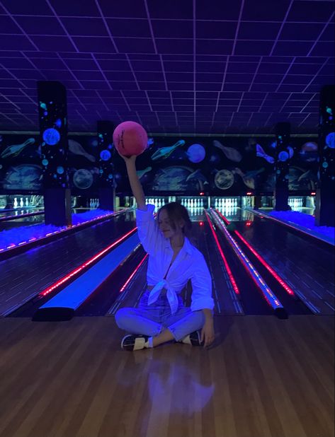 Outfit Ideas For Bowling, Bowling Photoshoot Picture Ideas, Bowling Pics Aesthetic, Bowling Poses Picture Ideas, Bowling Picture Ideas, Bowling Photo Ideas, Aesthetic Bowling Pictures, Bowling Instagram Story, Bowling Pictures Instagram