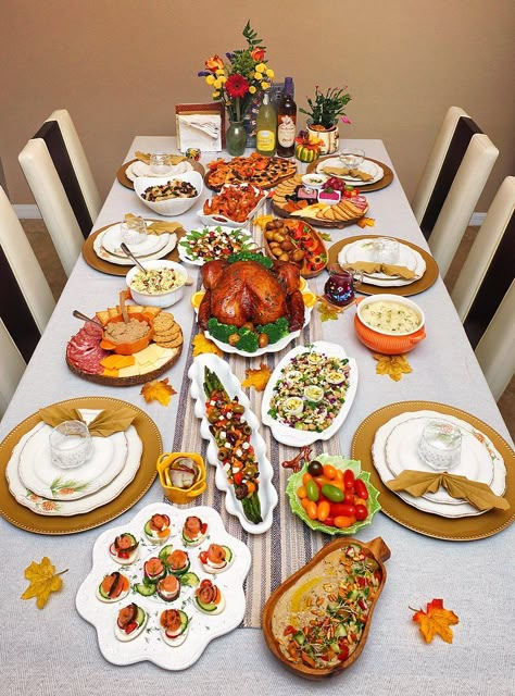 Dinner Table Food Ideas, Many Food On The Table, Food Table Christmas, Dinner Presentation Ideas, Christmas Food Table Ideas, Christmas Dinner Table With Food, Christmas Food Presentation, Thanksgiving Table Settings With Food, Christmas Table With Food