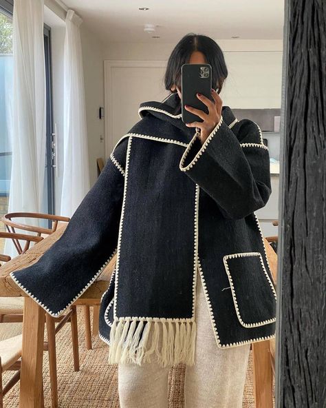 Winter Coat Black, Scarf Coat, Outerwear Trends, Blanket Jacket, Mode Instagram, Scarf Jacket, Blanket Coat, Coat Trends, Embroidered Scarf