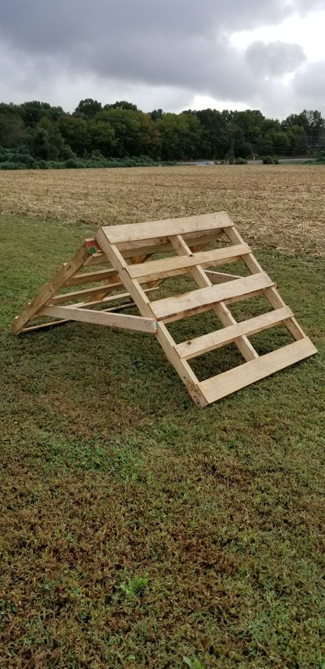 Diy Pallet Climbing Frame, Pallet Outdoor Toys, Diy Outdoor Climbing For Kids, Pallet Jungle Gym Diy, Pallet Rock Climbing Wall, Pallet Outdoor Play, Pallet Playground Ideas, Pallet Climbing Frame, Diy Kids Climbing Structure