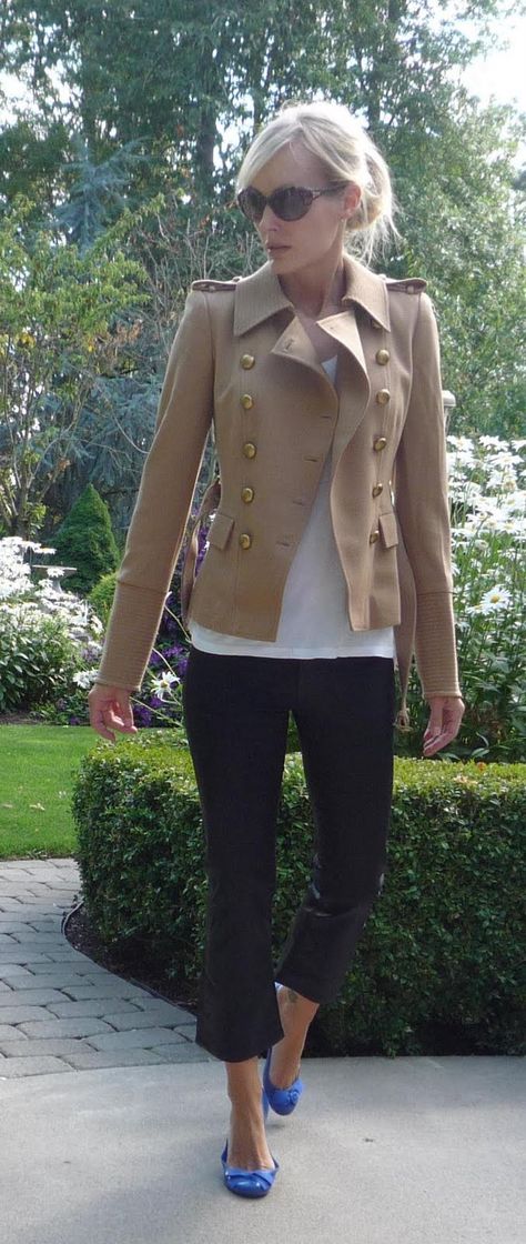 love this coat - cropped skinny with a military coat, add a bright pump and you've got one seriously chic chick. Capsule Wardrobe, Carrie Bradshaw, Mode Style, Fashion Mode, Sweater Weather, Look Fashion, Style Me Pretty, Outfit Inspirationen, Passion For Fashion