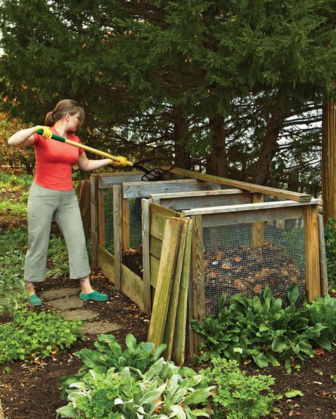 7 Steps to Building a Compost Heap | Martha Stewart Compost Area Ideas, Compost Heap Ideas, Compost Aesthetic, Compost Station, Compost Design, Community Composting, Compost Area, Compost Ideas, Therapeutic Garden