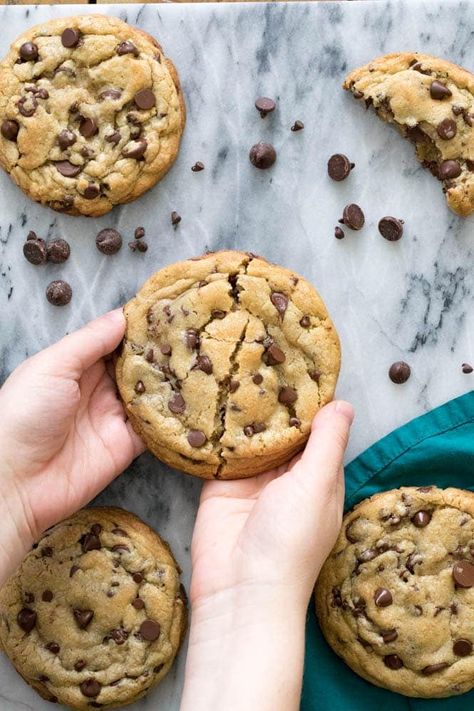 How to make GIANT Chocolate Chip Cookies! These have soft and chewy centers and crisp edges! #chocolatechipcookies #cookierecipe #sugarspunrun Giant Chocolate Chip Cookies, Fluffy Chocolate Chip Cookies, Big Chocolate Chip Cookies, Triple Chocolate Chip Cookies, Giant Chocolate Chip Cookie, Chewy Peanut Butter Cookies, Giant Chocolate, Soft Chocolate Chip Cookies, Perfect Chocolate Chip Cookies