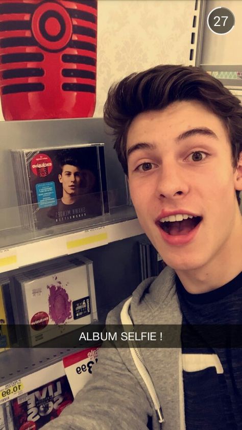 When Shawn randomly shows up on the Target snapchat and takes a selfie with LITERALLY HIMSELF. Hes such a dork i laugh Shawn Mendes Handwritten, Shawn Camila, Shawn And Camila, Shawn Mendes Snapchat, Rafael Miller, Shawn Mendes Tour, Snapchat Selfies, Funny Snapchat, Shawn Mendes Funny