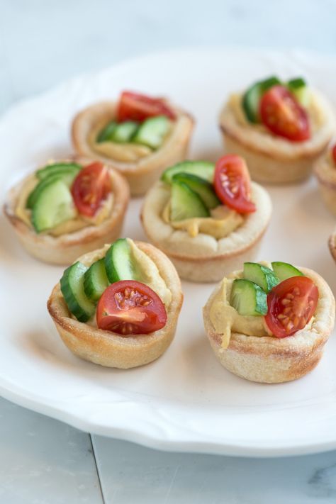 Hummus Cups With Cucumber and Tomato#recipe Hummus Cups, Hummus Cup, Cucumber And Tomato, Easy Hummus, Think Food, Finger Food Appetizers, Snacks Für Party, Appetizers For Party, Appetizers Easy