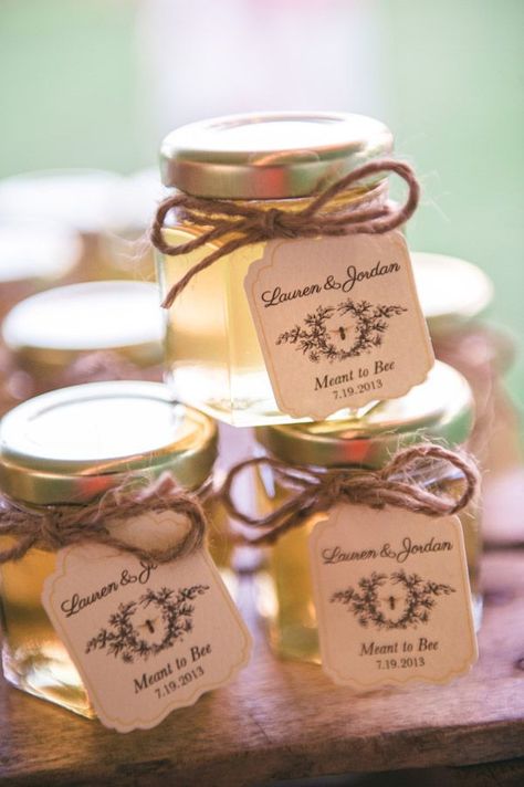 super cute jars of honey as wedding favors for the guests #weddingfavor #honey #weddingchicks http://www.weddingchicks.com/2014/01/24/pinterest-inspired-vintage-wedding/ Wedding Favors And Gifts, Honey Jar Wedding Favors, Honey Jar Favors, Wedding Favour Jars, Honey Favors, Vintage Wedding Favors, Honey Wedding Favors, Honey Wedding, Wedding Giveaways