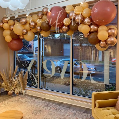 Grande Opening Ideas, Window Balloon Decoration, Office Opening Party Decoration, Store Grand Opening Decor Ideas, Grand Opening Ideas Business Decorations Boutique, Store Opening Balloon Decor, Grand Opening Ideas Business Decorations Salon, Apartment Grand Opening Ideas, Store Front Balloon Garland