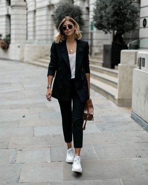 How To Make Black Blazer Look Awesome On You: Easy Guide 2023 Black Blazer Outfit, Blazer Outfits Casual, 일본 패션, Blazer Outfits For Women, Blazer Outfit, Summer Work Outfits, Mode Casual, Business Outfit, Casual Work Outfits