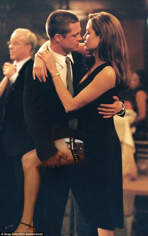 Mr And Mrs Smith Wallpaper, Mr And Mrs Smith Aesthetic, Sr Smith, Angelina Jolie Photoshoot, Angelina Jolie Young, Angelina Jolie Tattoo, Angelina Jolie 90s, Angelina Jolie Movies, George Peppard