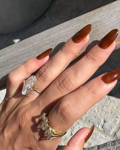 Chocolate Brown Nails are the New Black This Fall Hailey Bieber Nails, Dior Nail Polish, Bieber Nails, Essie Nail Colors, Nail Color Trends, Fall Manicure, Mom Ring, Pearl Nails, Nail Swag