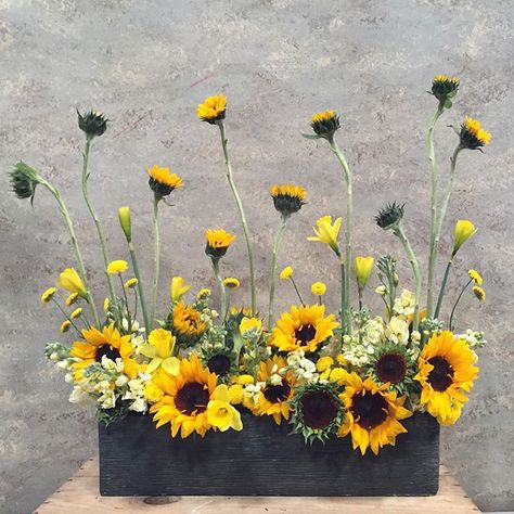 Cheerful sunflower garden screen ~ we ❤ this moncherfibridals.com Sunflower Floral Arrangements, Contemporary Flower Arrangements, Sunflower Arrangements, Summer Centerpieces, Altar Flowers, Sunflowers And Daisies, Corporate Flowers, Church Flower Arrangements, Sunflower Garden