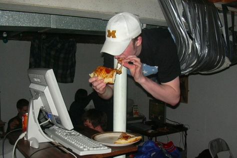 Story Behind the "Duct-Taped Gamer" Is Coming to Life in New Documentary Battlefield 1942, Lan Party, Pizza Guy, Funny Photoshop, Video Game Memes, Eat Pizza, Daily Funny, Gaming Memes, Iconic Photos