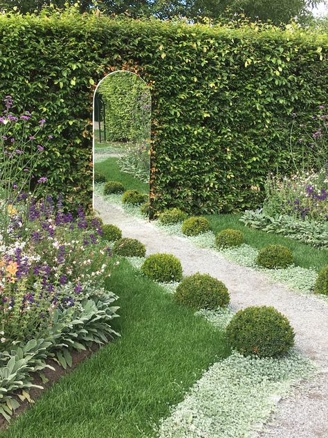 Mirror Garden Art, Mirror Garden Wall, Mirror In The Garden Ideas, Outdoor Garden Mirror Ideas, Garden With Mirrors, Mirror In Backyard, Mirror Garden Ideas, Mirrors In Gardens Ideas, Garden Mirrors On Fences